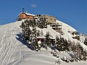 70 Vista sulla cima del Monte Torcola Soliva (1746 m) col Rifugio in disuso